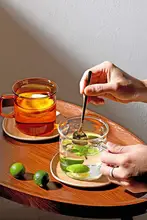 コーヒーカップ アフタヌーンティー使用シーン 耐熱ガラス 透明アンバー色 精巧なデザイン