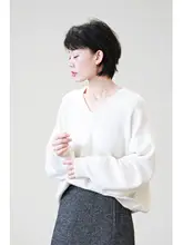 全山羊绒使用のVネックホワイトニットセーター【ゆったりシルエット・女性用・ラグジュアリー】