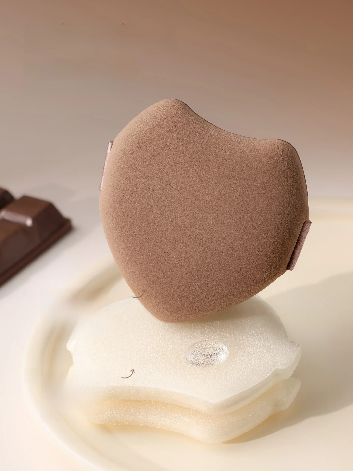 クッションファンデのあとにパウダーを塗る正しいタイミングと選び方
