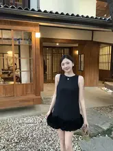 華やかな花柄背心ワンピース