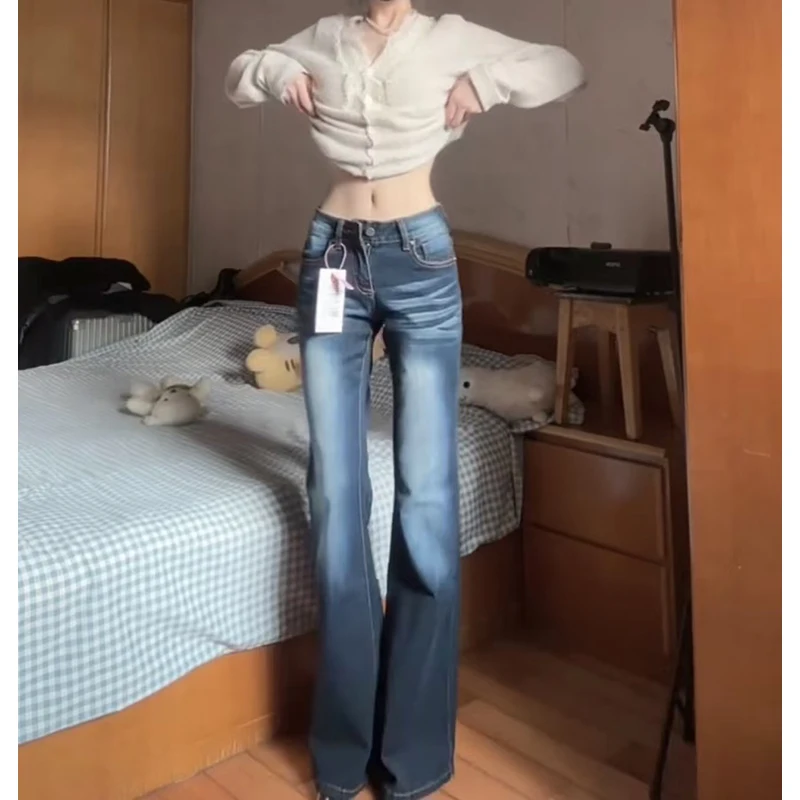スリットフレアパンツはどんな感じ？アメリカンレトロ風フレアデニムパンツの実際のフィット感と使用シーン