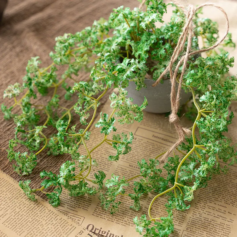 観葉植物初心者にぴったり？吊り下げ型フェイクグリーンの選び方と活用法