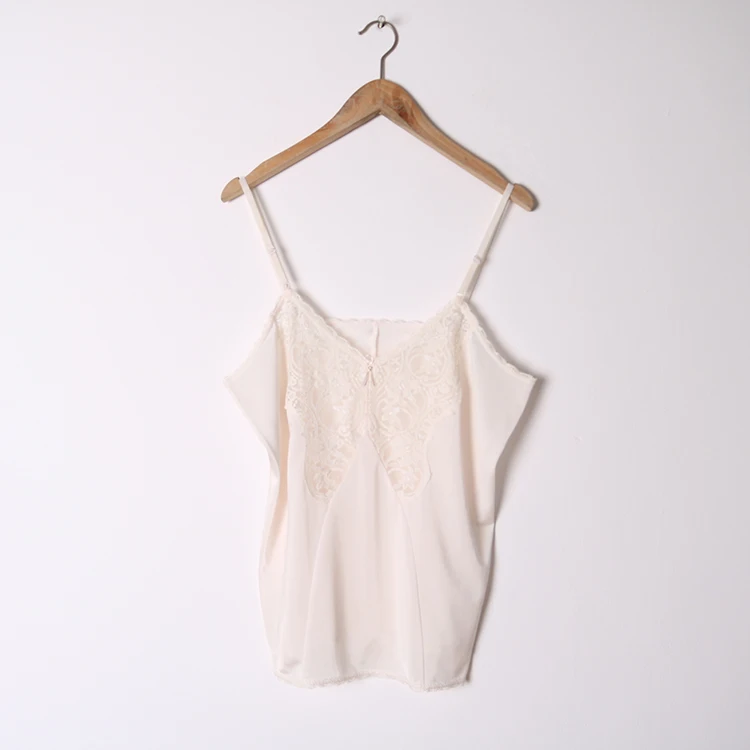 大人可愛い服 50代コーデ 完全ガイド｜レーストリムタンクトップの魅力とコーデ術