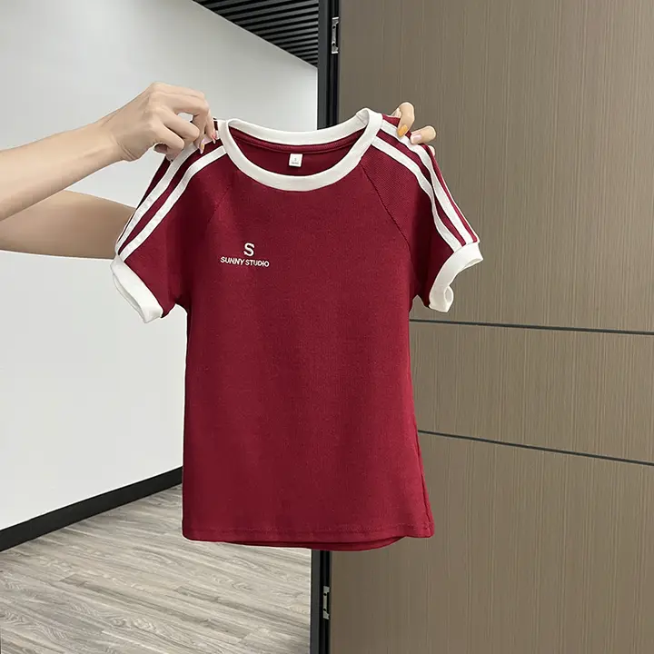 刺繍ストライプ柄の短袖Tシャツ【レディース・酒紅色・スリムフィット・夏用】