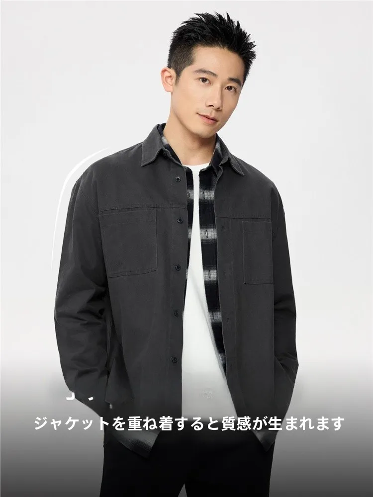 工装風綿シャツ：オフィスカジュアル秋メンズのシンプルで耐久性のある選択肢