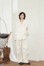 米色の透け感が美しいジャケット【ワイドショルダー・カジュアルデザイン】
