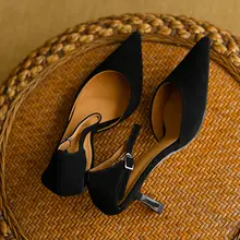 羊革製 ミドルヒールポインテッドトゥパンプス【ブラック・スエード調・アンクルストラップ】
