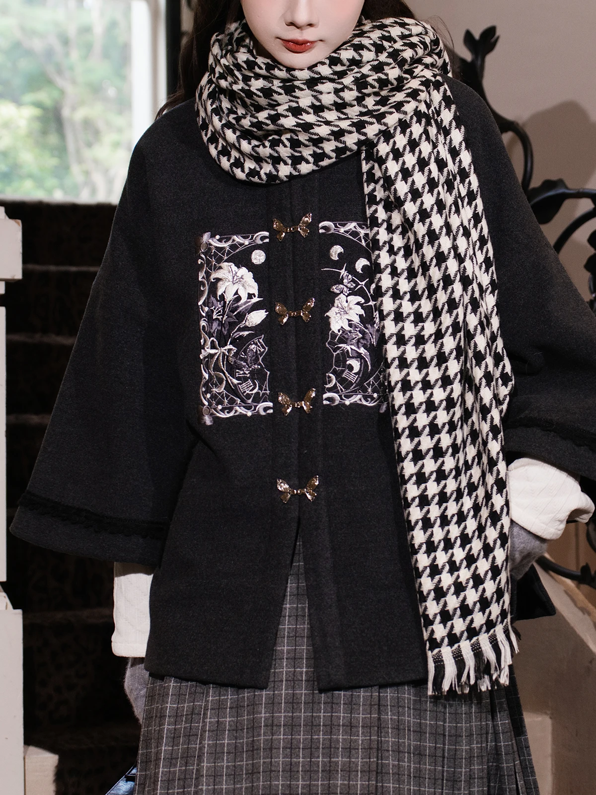 刺繍入り短丈コートと馬面スカートのセットアップ：10月の秋飾りに最適な漢風スタイル