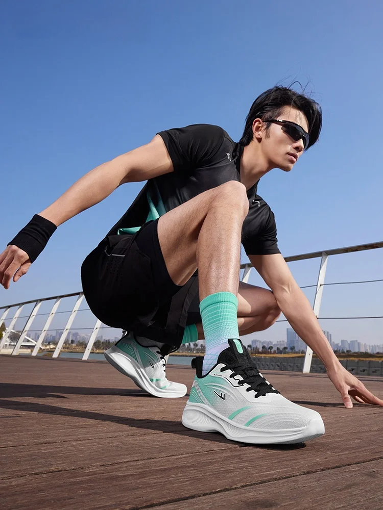 通気性のある男性用ランニングシューズ：軽量で快適な夏用スポーツシューズ