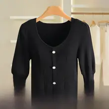 肘丈スリーブのフィット型無地デコレーションボタンVネックニットトップス【秋用・レディース】