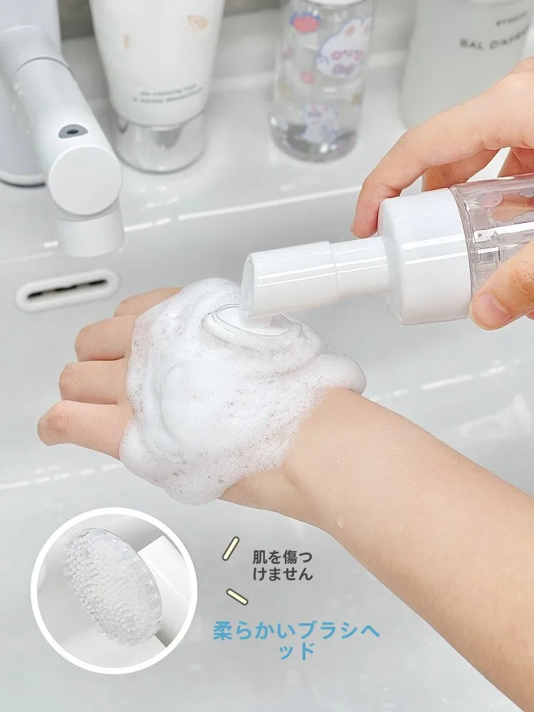 旅行用コンパクト洗顔ブラシ＆泡立てボトル：2026円で贈る美容プレゼントとしての3in1機能と実用性