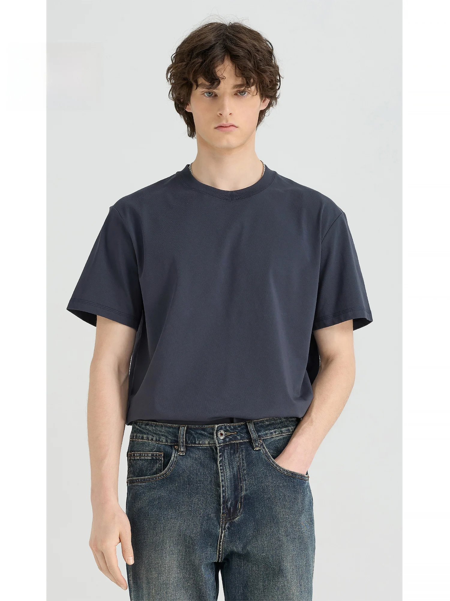 メンズ半袖Tシャツをどう選ぶ？深青色の「極上の柔らかさ」が解決する夏の悩みとは