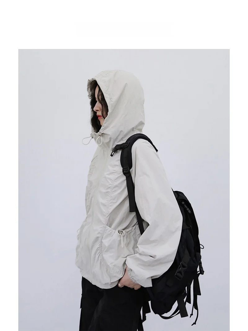 軽量なレディース登山ジャケット：春秋用の多機能ウインドブレーカーで防紫外線と通気性を実現