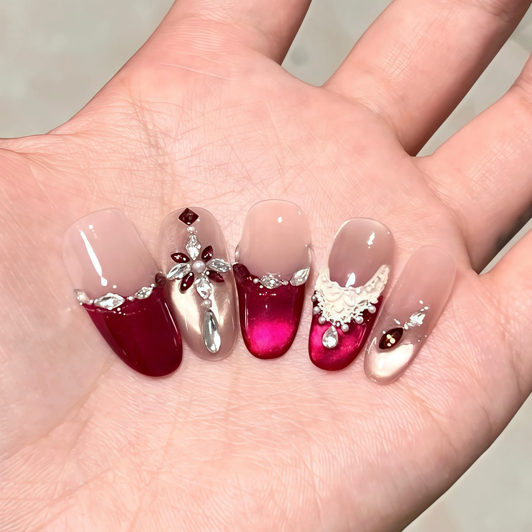 かっこいい おしゃれ 大人 フットネイル 夏 にぴったりなデザインは？ローズディナーの高級感あるマニキュアが答え