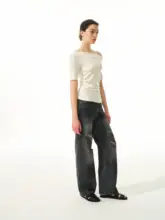 斜め肩デザインのフリル付き短袖トップス【極上の柔らかさ・フィット感】
