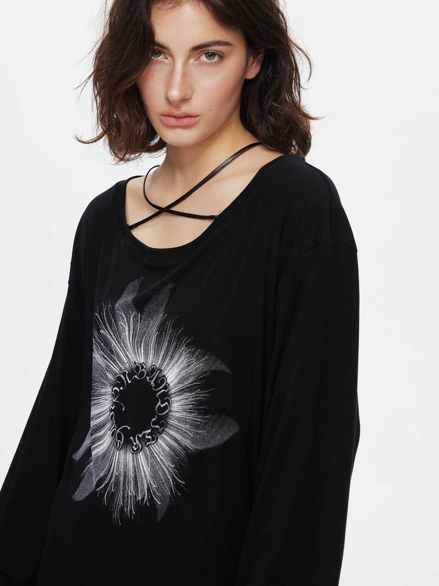 大きなネックラインの斜め肩デザインTシャツ：首よれ対策に最適な素材とデザインの実証