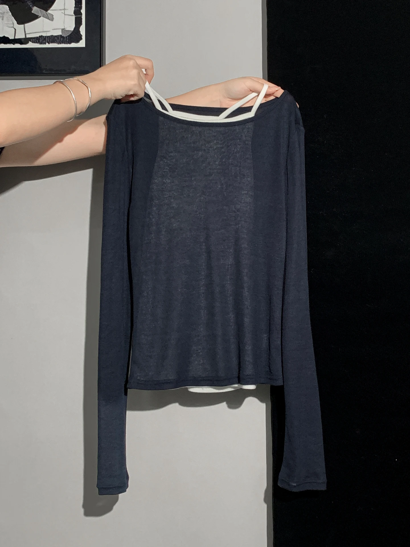 通勤風のTシャツの下に着る長袖をどう選ぶ？AUSIIの深い青の微透け長袖が解決する理由