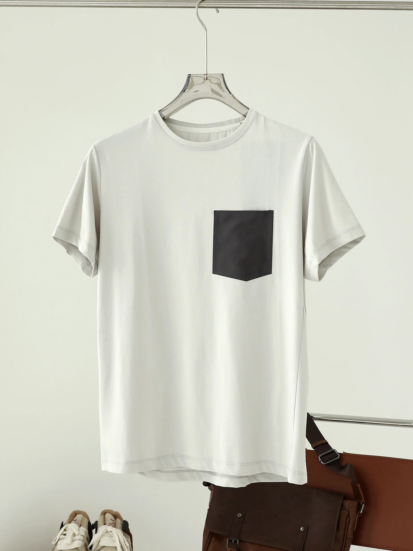 アウトドアTシャツはどんな素材がおすすめ？通気性と吸湿性の違いを知れば、夏の日常もスムーズに