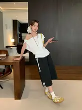 白色の斜め肩タ knotデザイン半袖Tシャツ【夏用・ルーズフィット・オフショルダー】