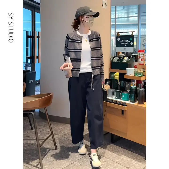 秋冬用コーディネート 高級感あるカラーブロックストライプデザインのニットジャケットとカジュアルパンツ（セットアップ対応）