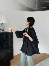 ロマンティックなデザインのランタンスリーブVネックシャツ【フラワープリント・ドローストリング付き】