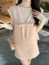 ニットベストとAラインスカートの秋冬コーディネート（セットアップ対応）