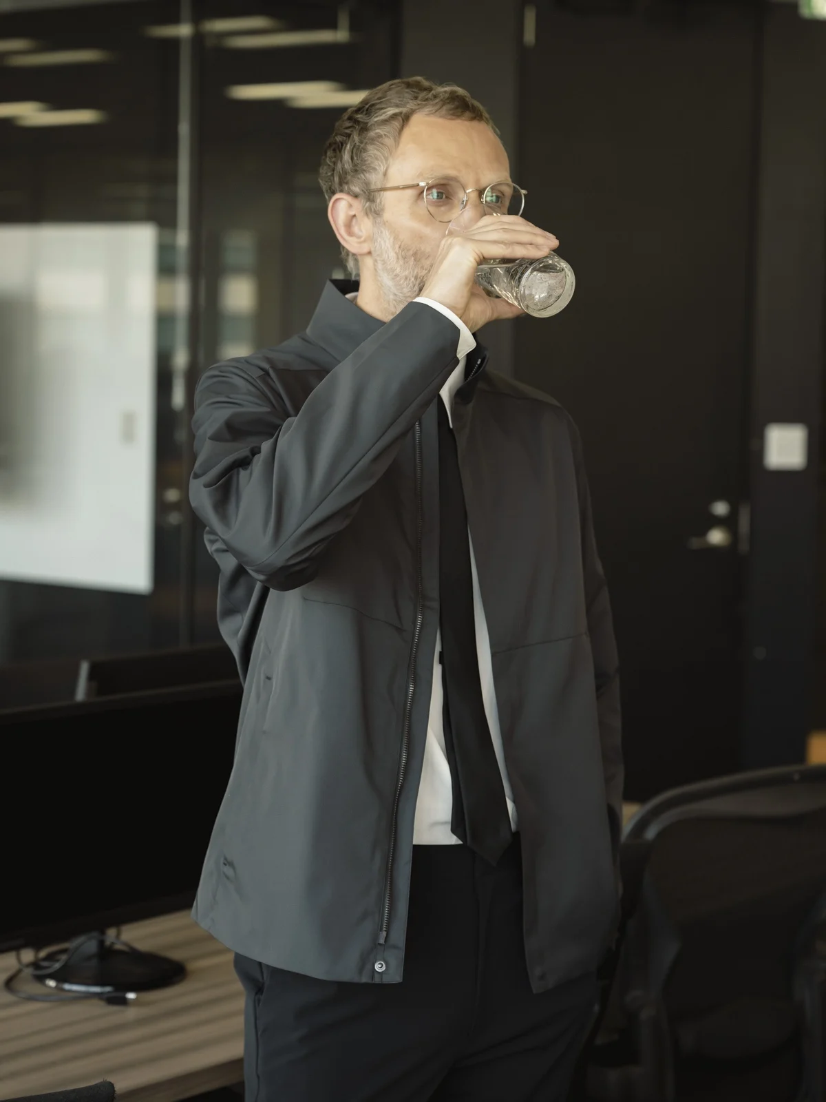 夏 メンズ コーデの基本ルール｜ネイビースタンドコートで失敗しない通勤スタイル徹底解説