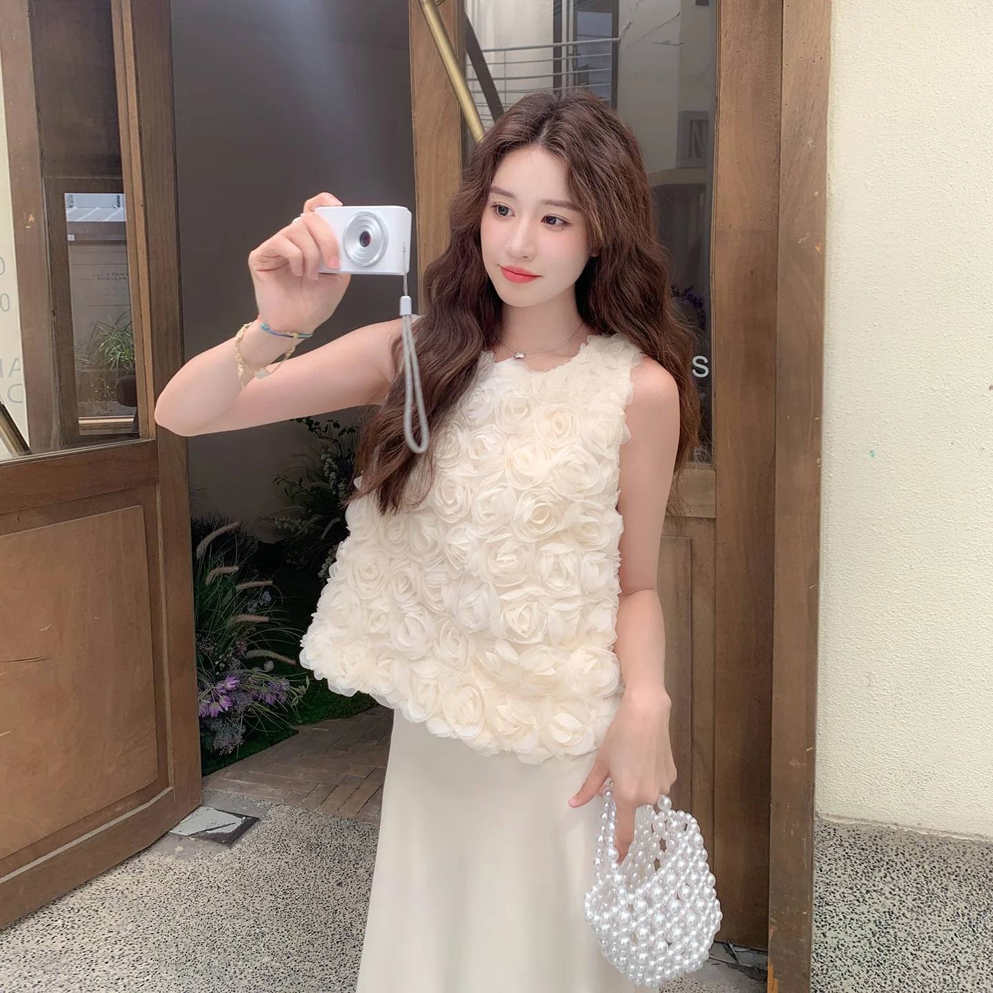 20代後半の夏に着るべき「立体花柄ノースリーブトップスとハイウエストスカート」は？