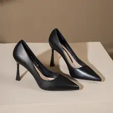 通勤に最適なベージュの細ヒールパンプス【快適なオフィスワーク用】