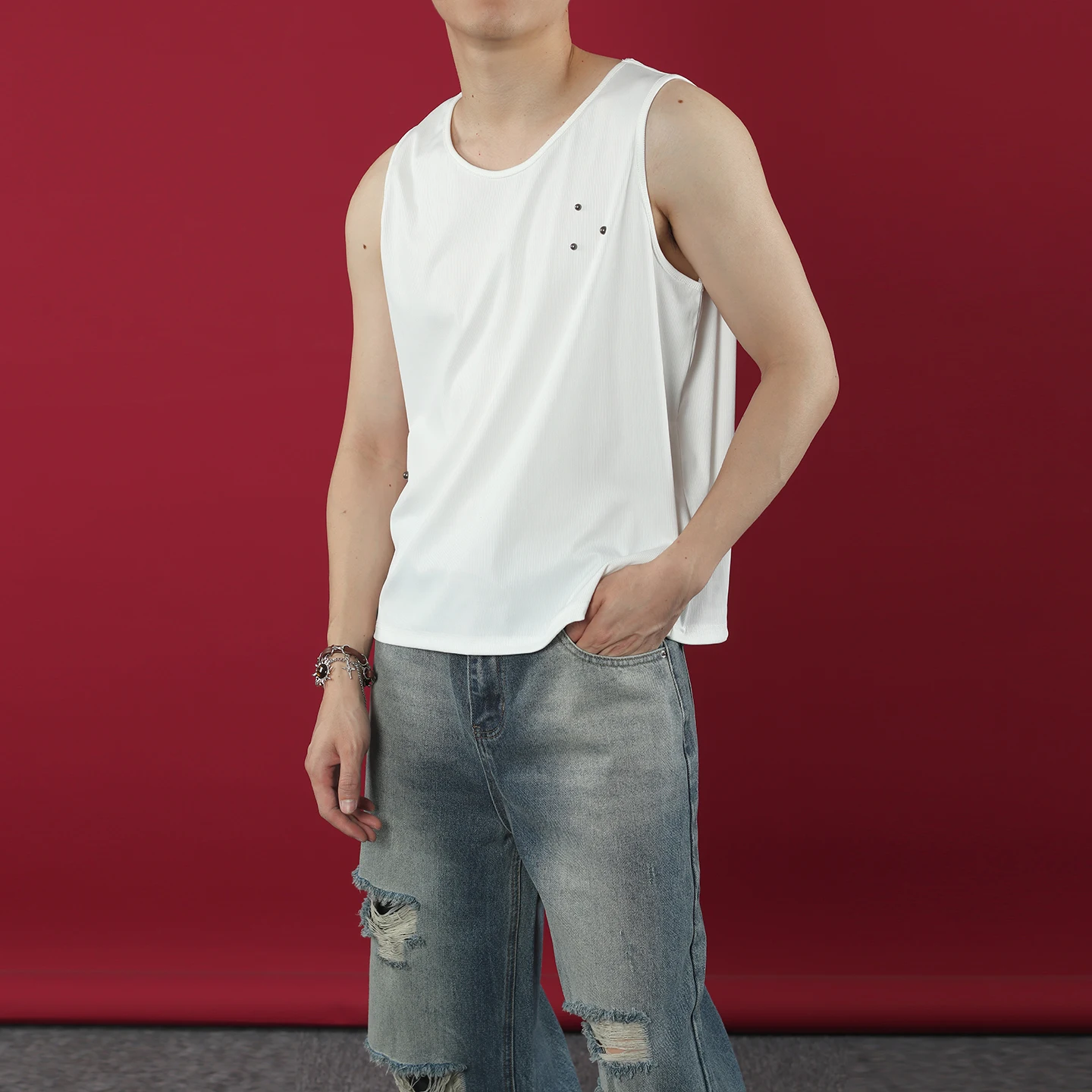 ネイビー tシャツ メンズ：シルクのような柔らかさのノースリーブT  シャツ【ルーズフィット・スタッズ装飾】