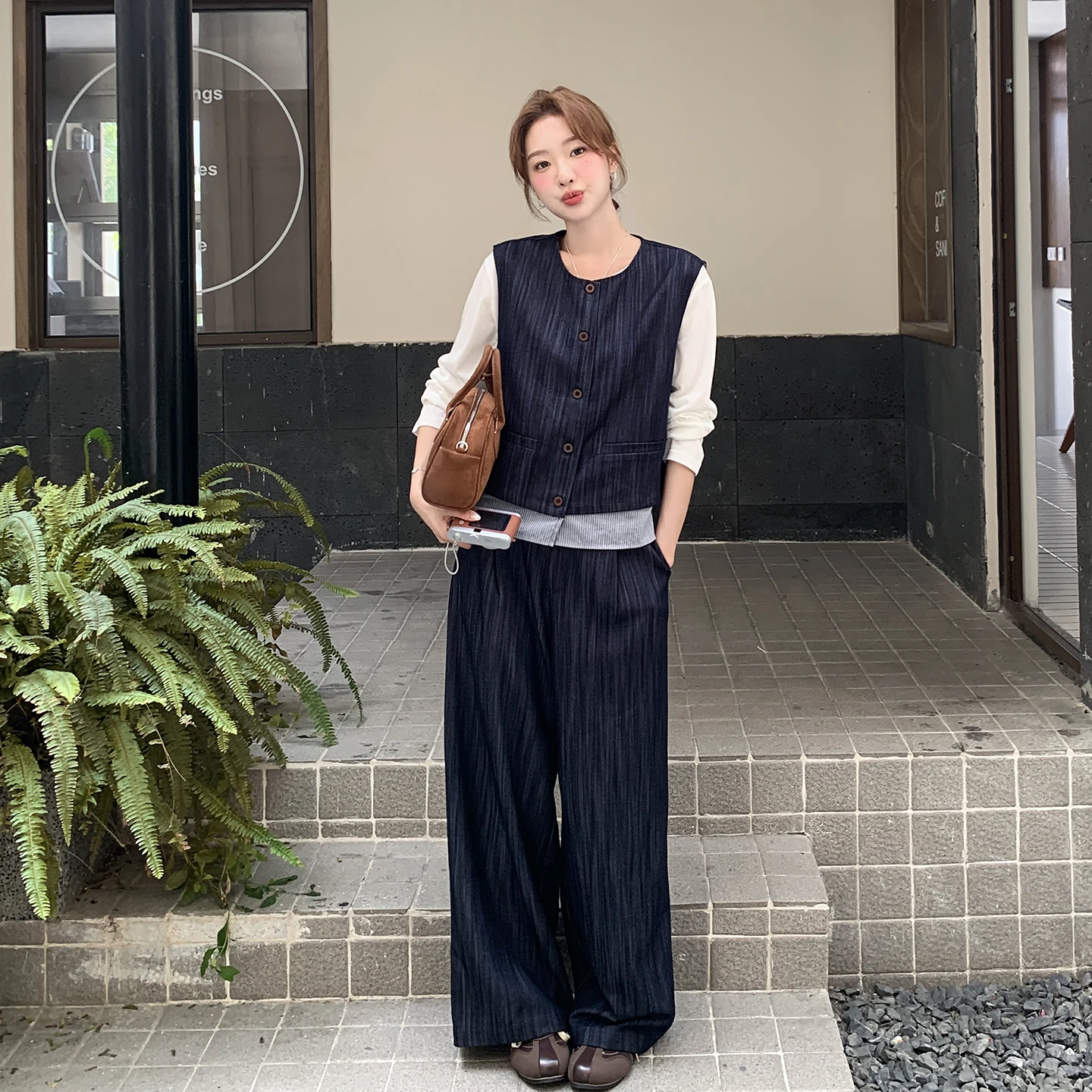 服の組み合わせ：洗練されたベストとワイドパンツセットのカジュアルスタイルガイド