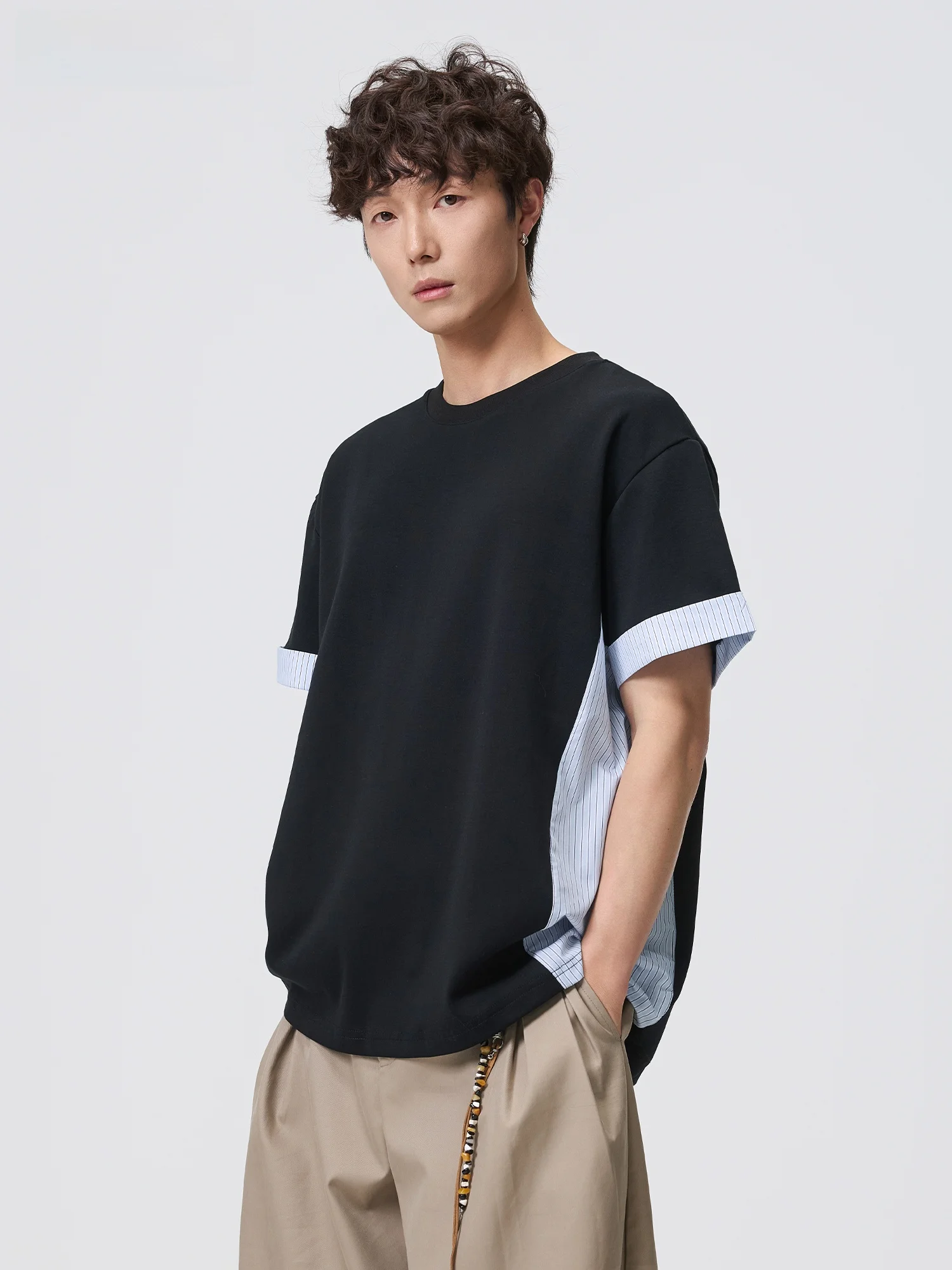 白と水色のバイカラーTシャツ：美式スタイルの夏用ゆったりデザイン