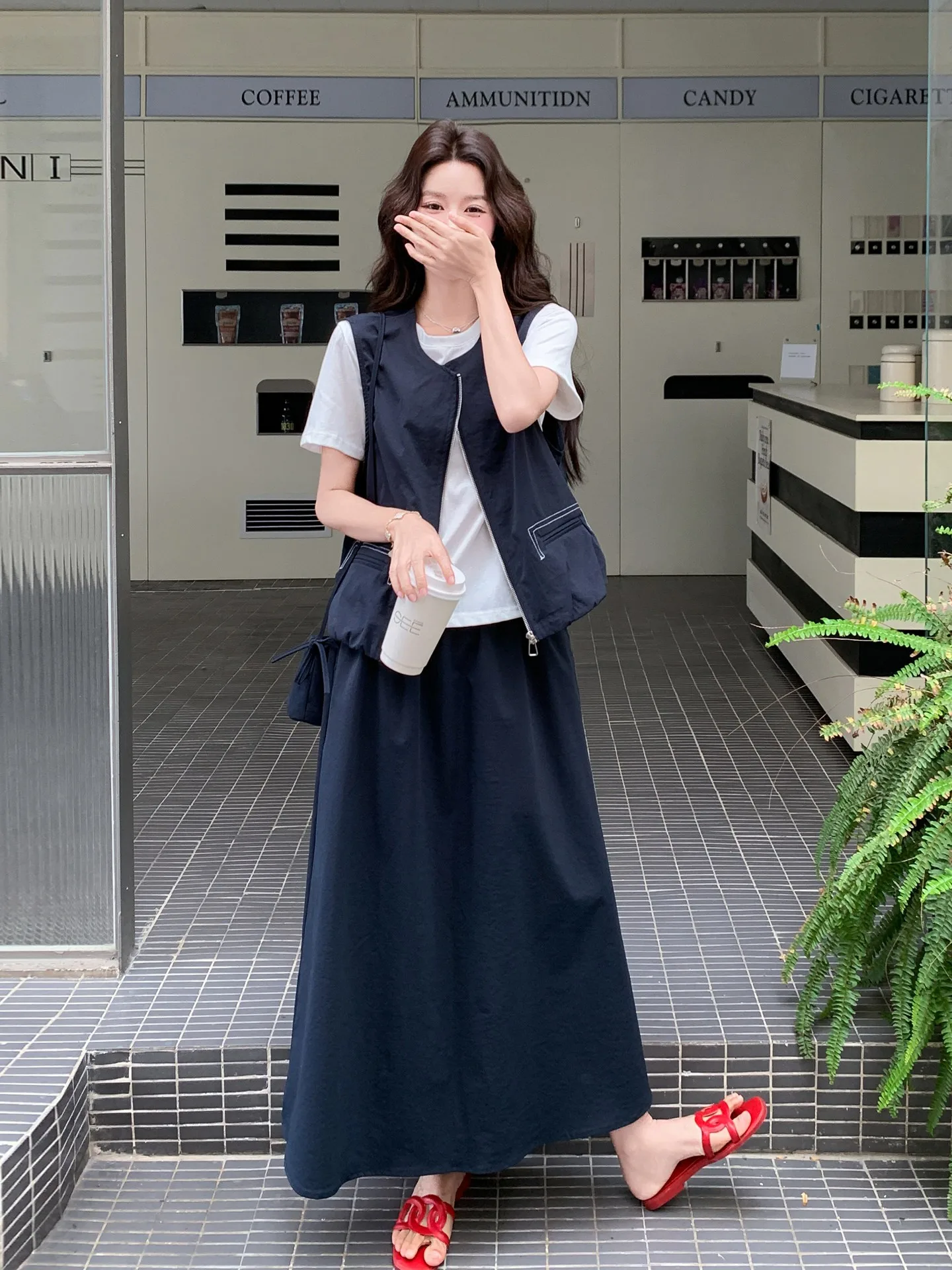 ダークブルーのカジュアルベストとスカート、白いTシャツの女性用コーディネート（セットアップ対応）：夏季のシンプルスタイル選びに最適な3点セット