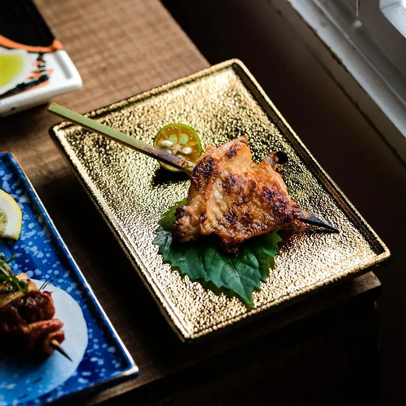 皿 焼鳥 刺身 寿司 懐石料理 陶器 長方皿：京都と東京の和食店で見られる伝統的プレートの実態