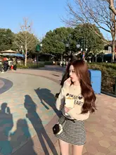 華やかなチェック柄のスカート付き甘美なセットアップ