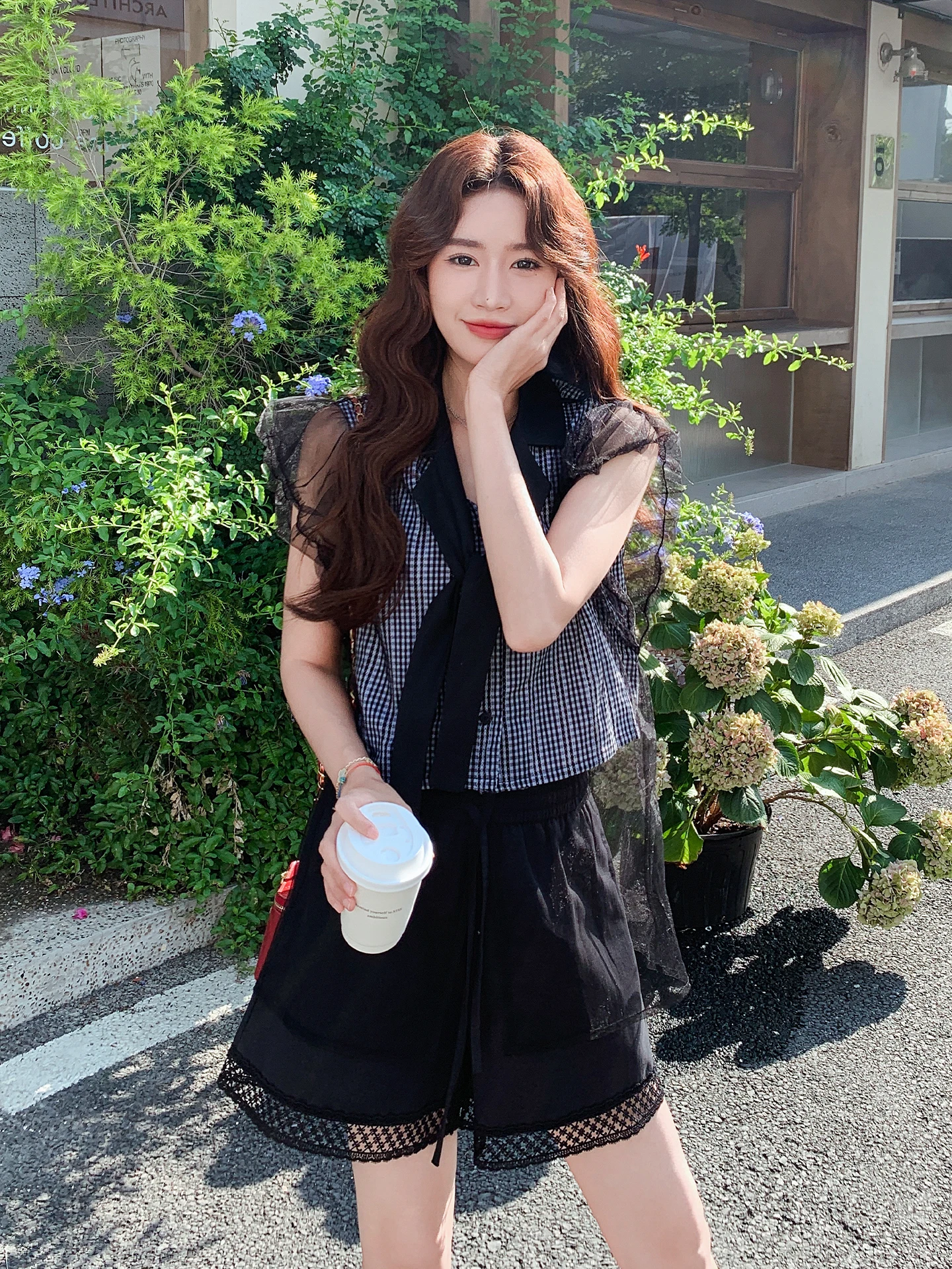 30代の夏コーデにぴったりなトップスは？黒のメッシュチェック柄トップスが解決するリアルな悩み