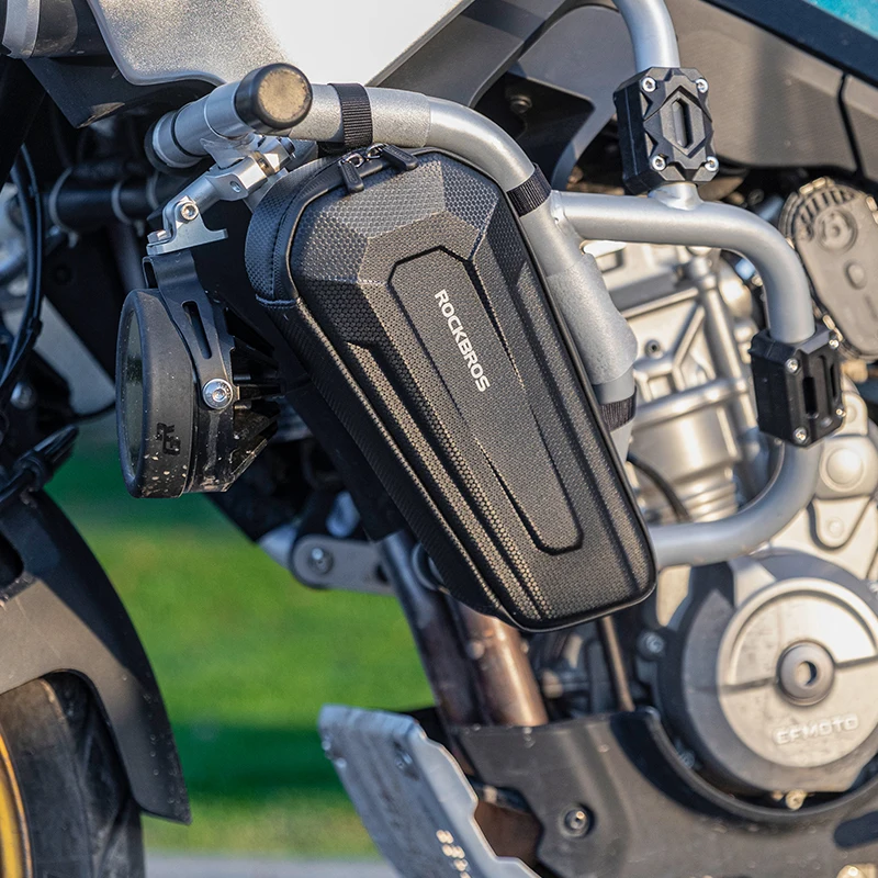 ロックブラザーズ バイク用ハードシェル三角バッグ：ツーリング向けの防水設計と前梁取り付け構造の実用性