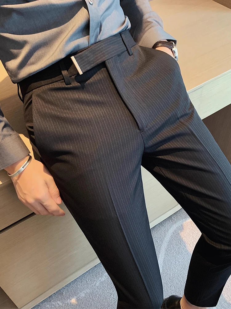 30代のゆるコーデに合う黒いストライプスラックスは、どう選ぶ？