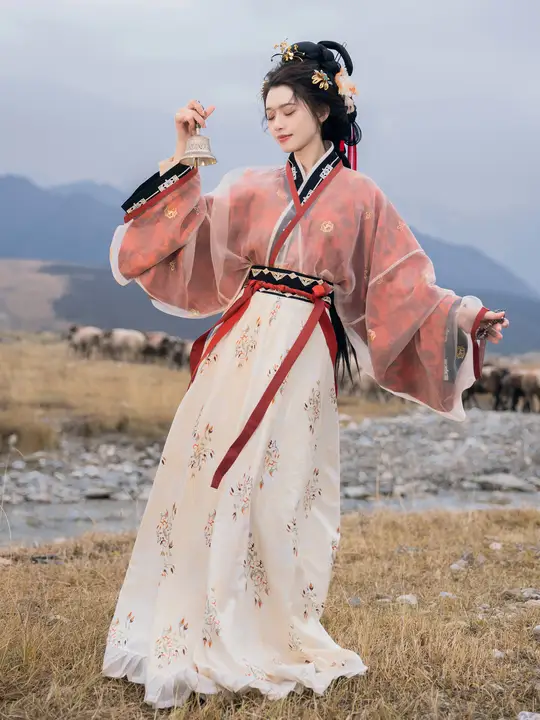 赤色伝統的な漢服【金糸刺繍・フリル付き・美しいデザイン】