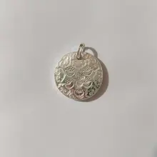 手作り 純銀製吊りペンダント【ユニセックス・彫刻デザイン・ラウンドプレート】