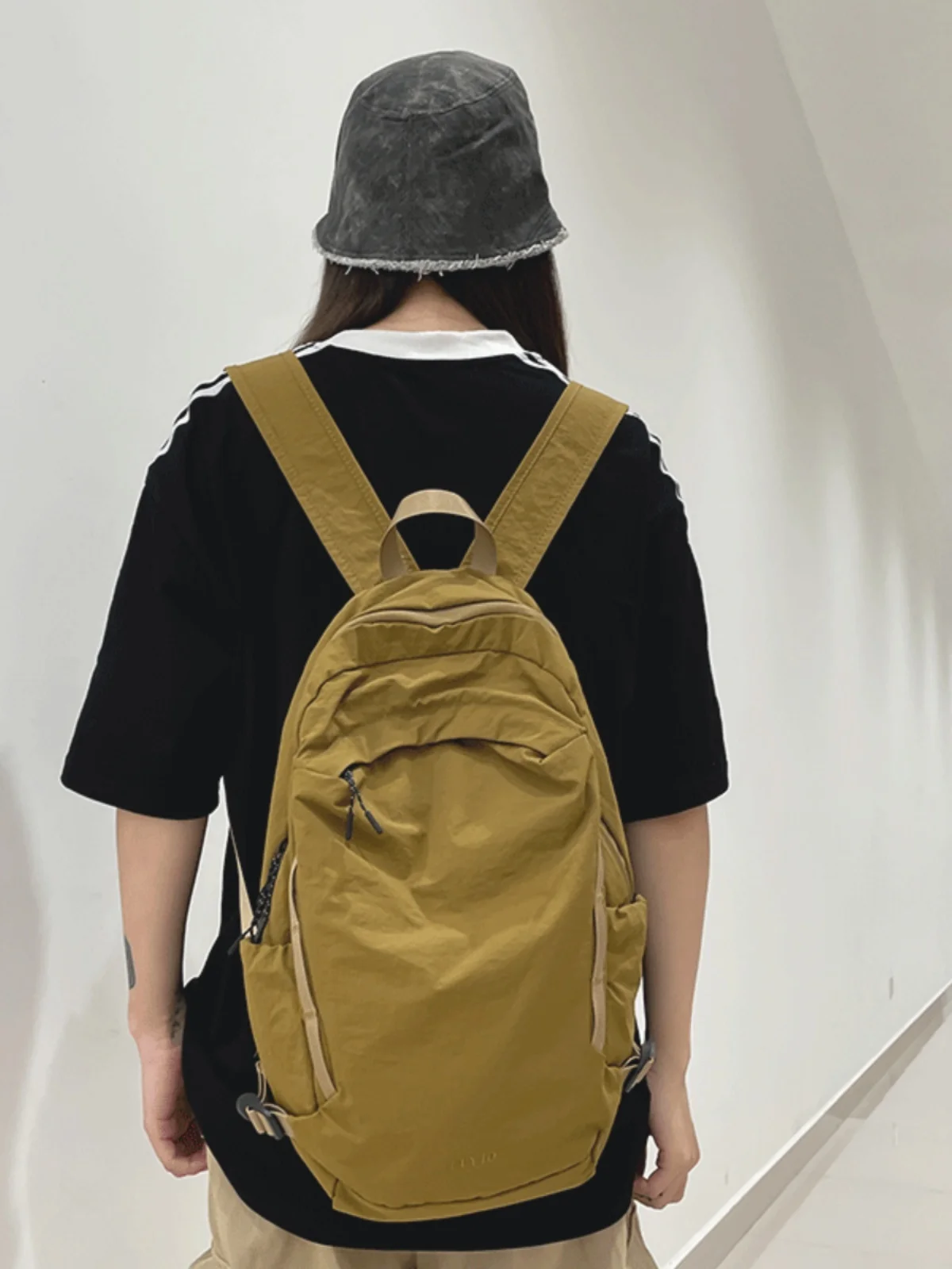 軽量多機能リュックの実用性：シンプルデザインのキャンバスリュックが日常にどう活かされるか