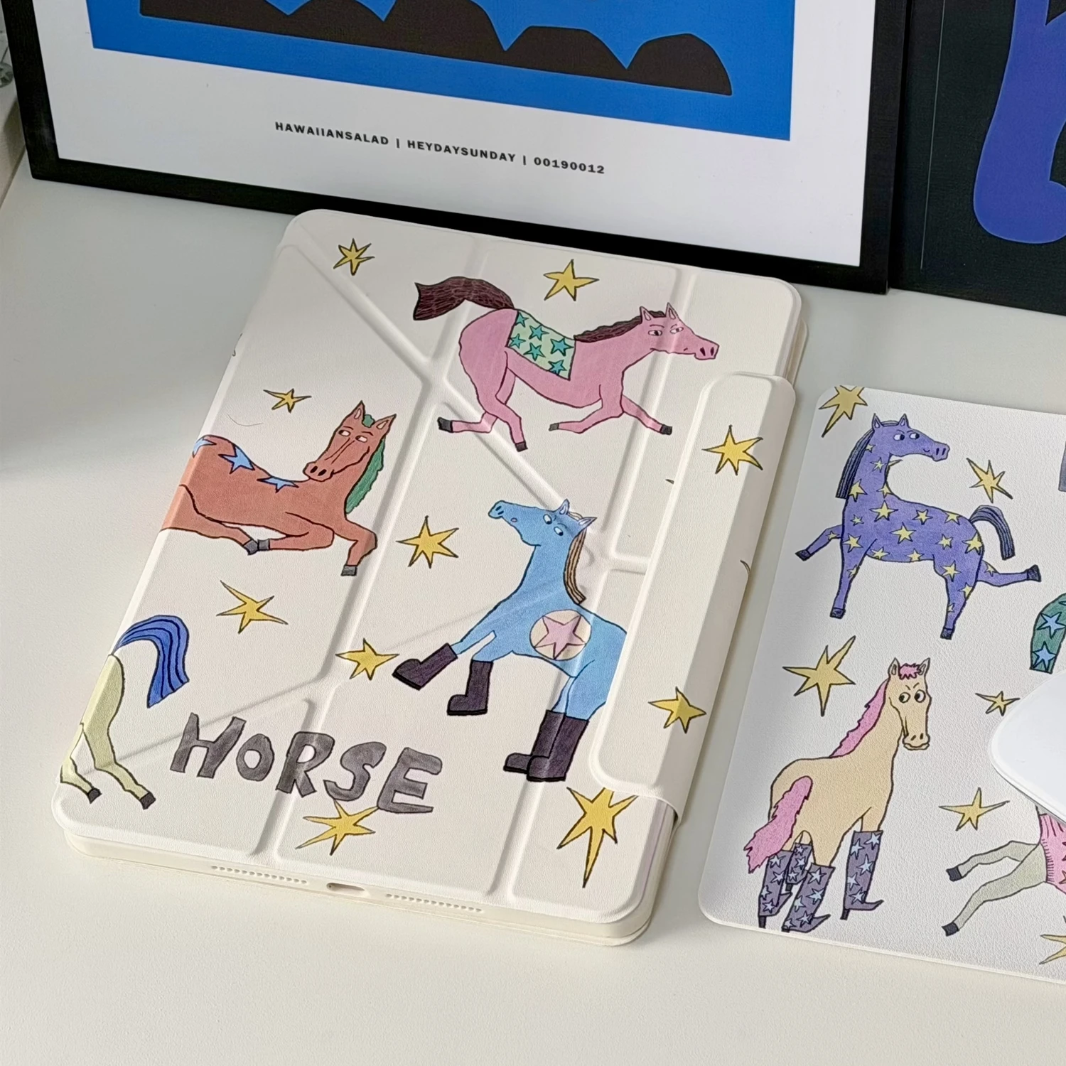 iPad用分離可能なマグネット式Y折れスタンドプロテクター：イラストレーターコラボデザインと720°回転機能の実用性