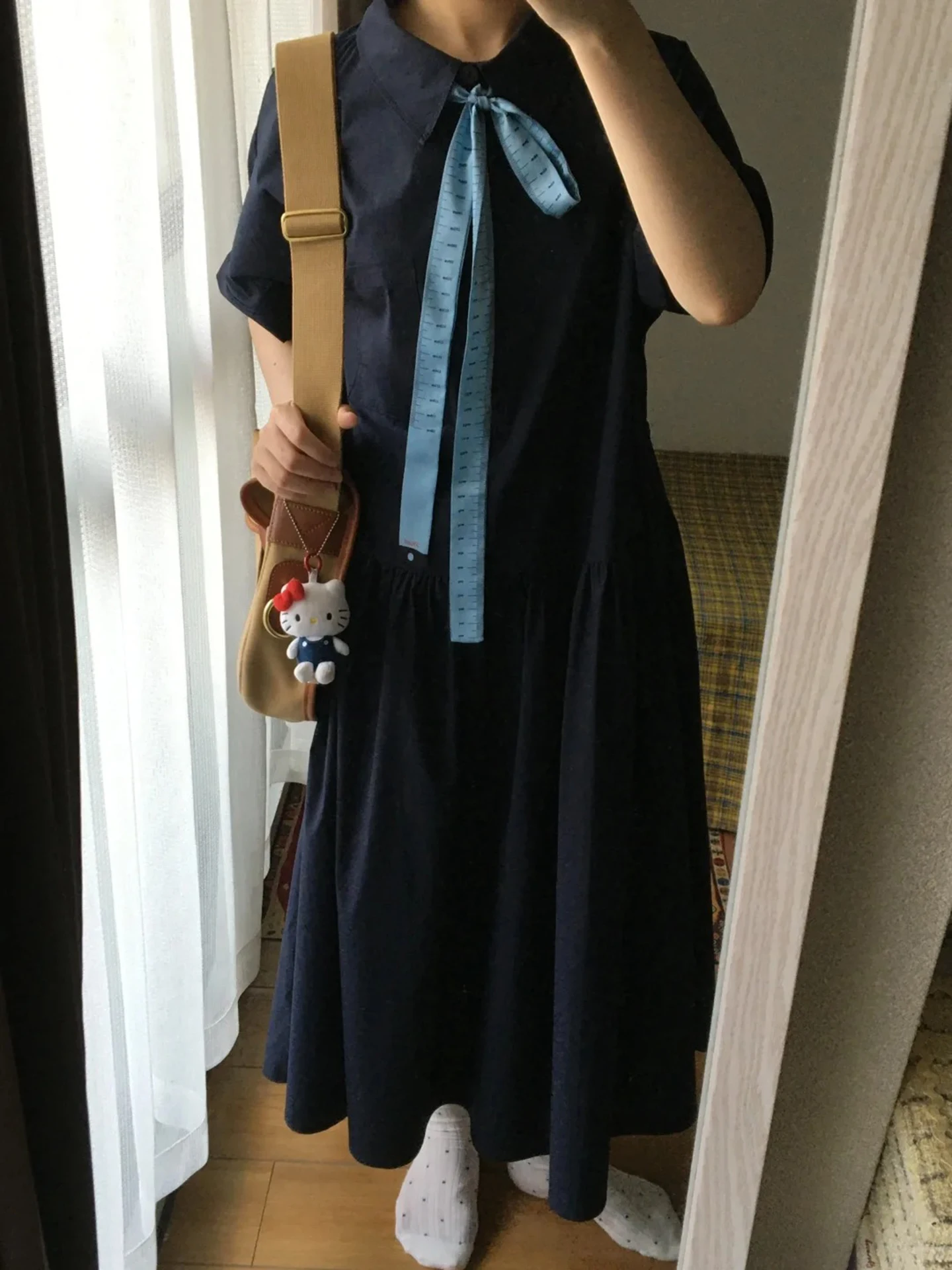 ポロシャツとワンピースを組み合わせるとき、どうやって着こなしを完璧にできるの？