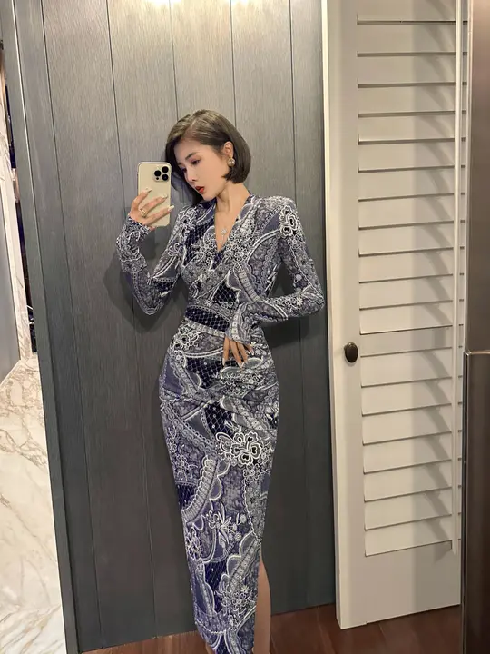 エレガントな印象のVネックフレアドレス【立体デザイン・プリント・スリムフィット・フリル付き】