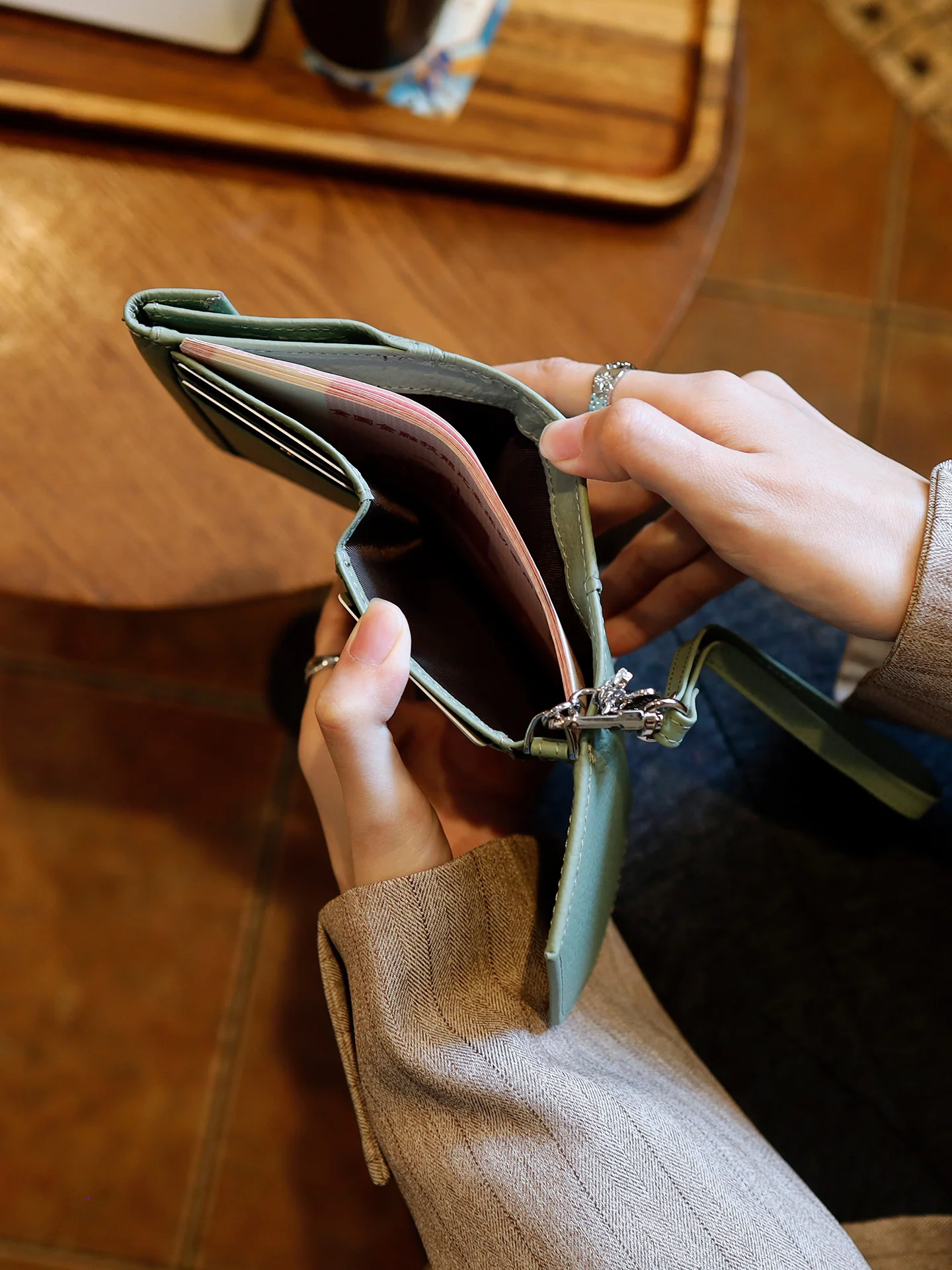 本革製レディース三つ折り財布はショートタイプで高品質牛革を採用したミニ財布としてどうなのか