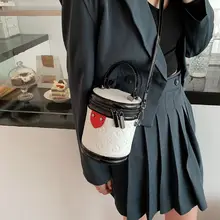 スタイリッシュなハンドバッグ【バケット型・エンボス加工・ショルダー付き・クラシックデザイン】