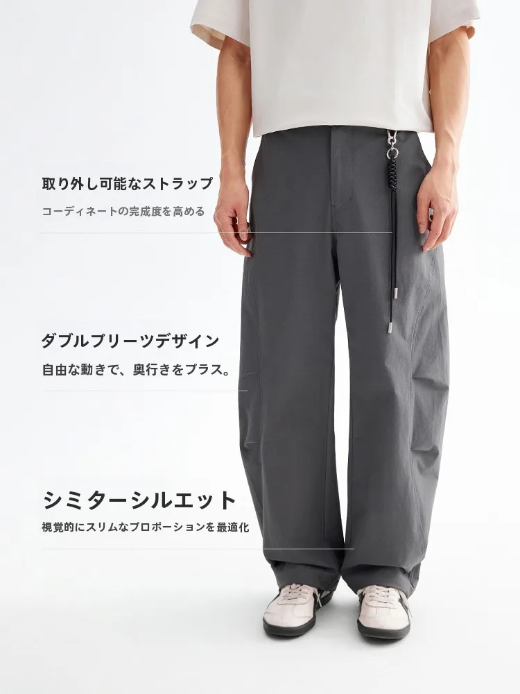 ドローコードパンツ：四方向伸縮の抗皺素材弯刀デザインが実用性を実現