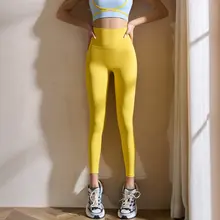 セクシーなコントラストカラ  ーの細ストラップ美背プラティスヨガタンクトップ（セットアップ対応）とヒップアップトレーニングパンツ