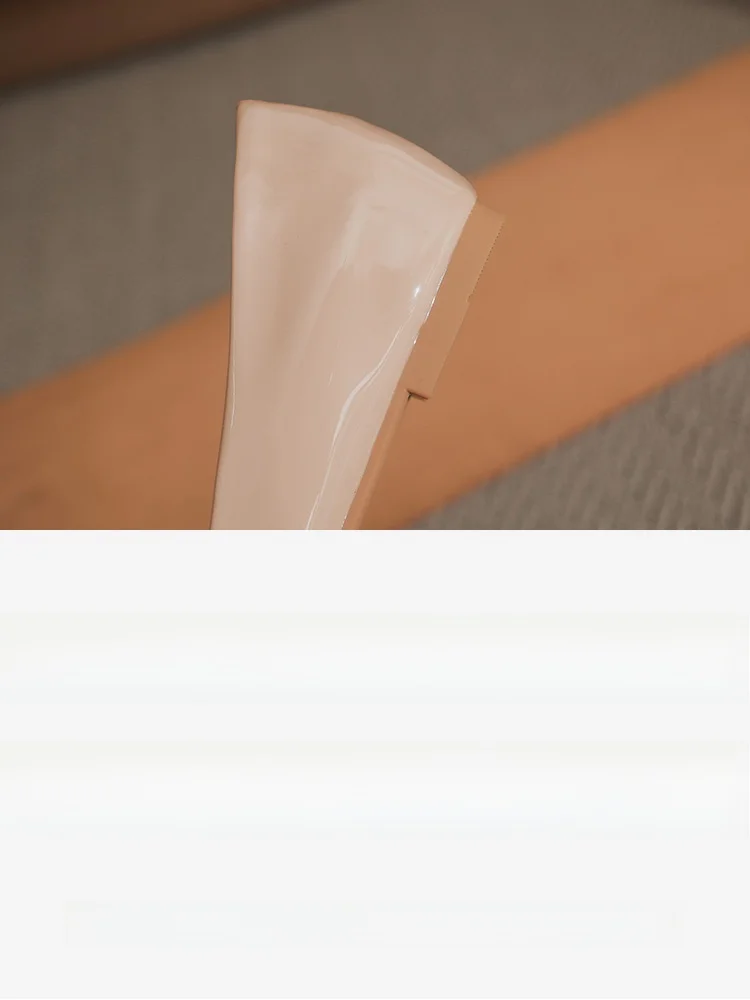 ピンクの靴でデートや通勤を彩るには？陳小毒のエナメルスリッポンが解決する3つの悩み