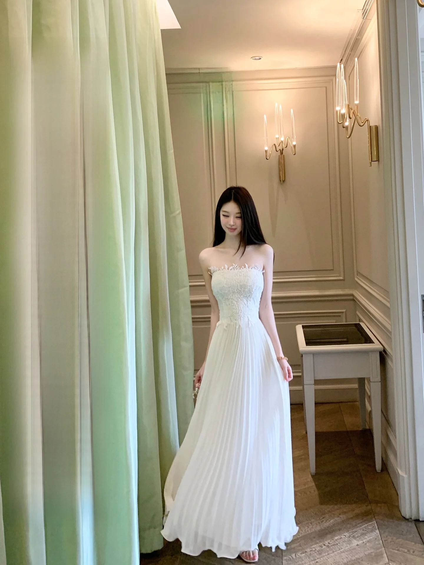 結婚式服装女性30代向け：レースビスチェとプリーツロングスカートの上品ドレス